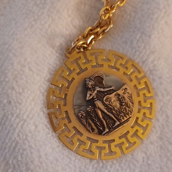 Vintage Gold Medallion Necklace Medallion Center - Picture 8 of 8